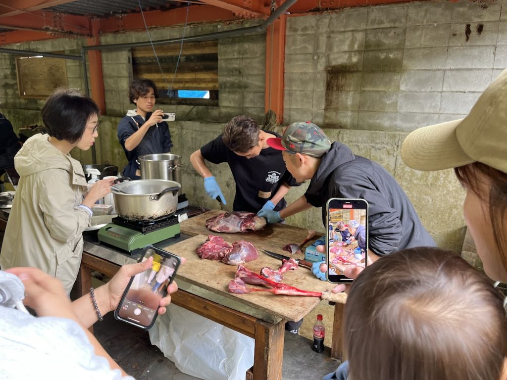 ジビエ解体体験中