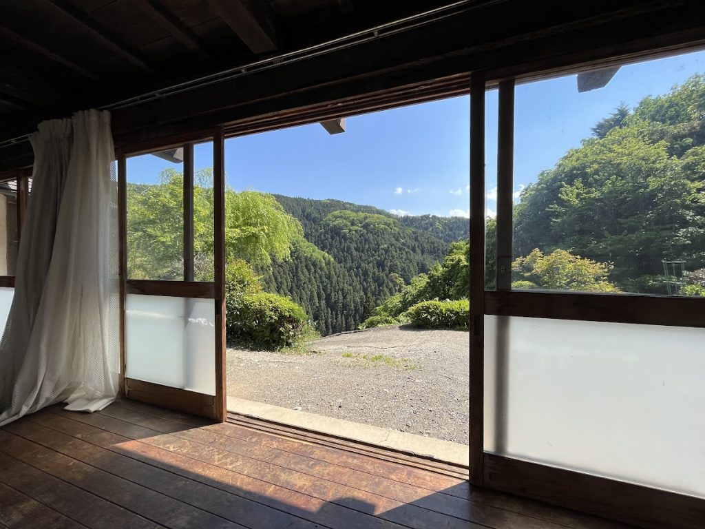 古き良い西日がかかる縁側