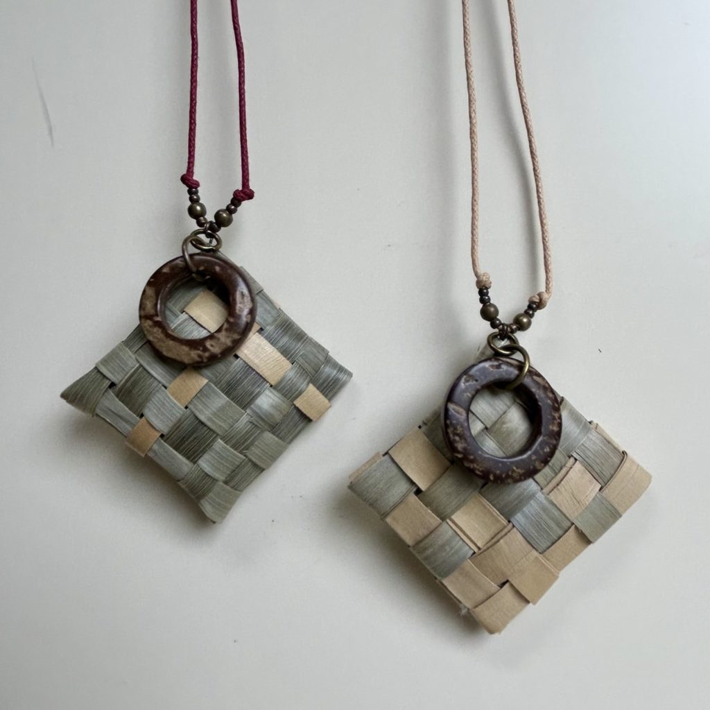 シュロの葉で作った作品